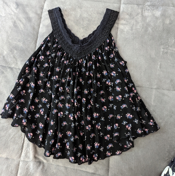 Black floral top - Picture 1 of 2